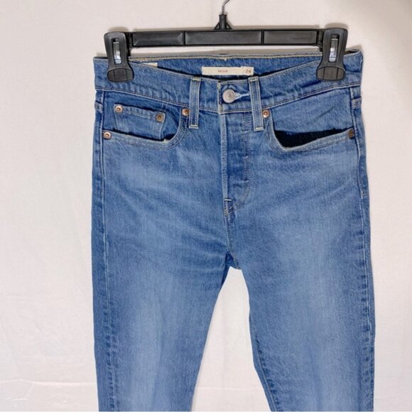Levi’s Med Wash High Rise Wedgie Jeans 24 - Picture 13 of 15